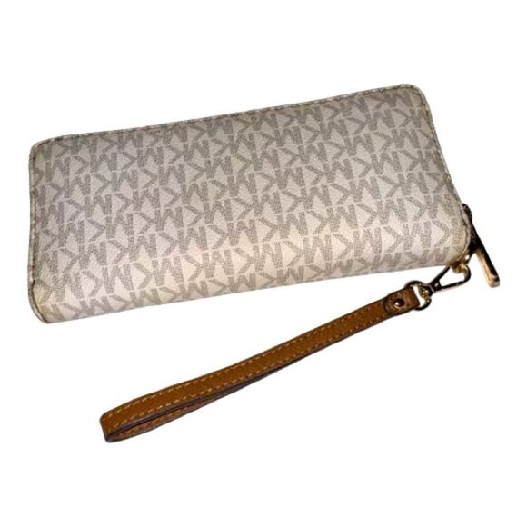 Michael Kors Wallet - Picture 4 of 8